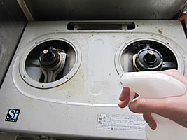 霧吹きでガスレンジ油汚れ掃除