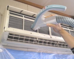 掃除機でエアコン内のホコリを吸い取る