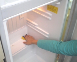 冷蔵庫を拭きあげる